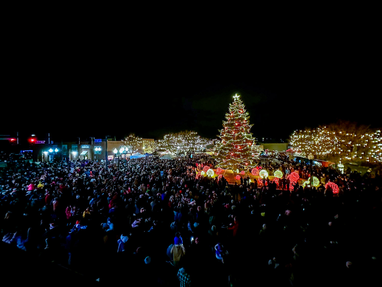 Olde Town Arvada celebrates holiday tree lighting, Small Business